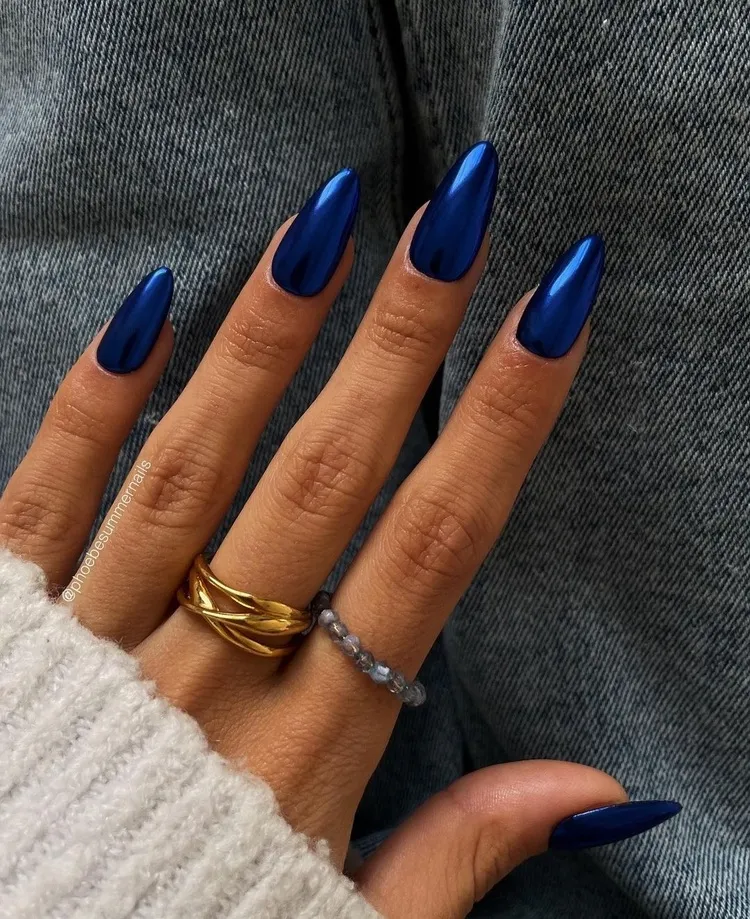 couleur manucure hiver 2023 bleu métallisé ongles en amande