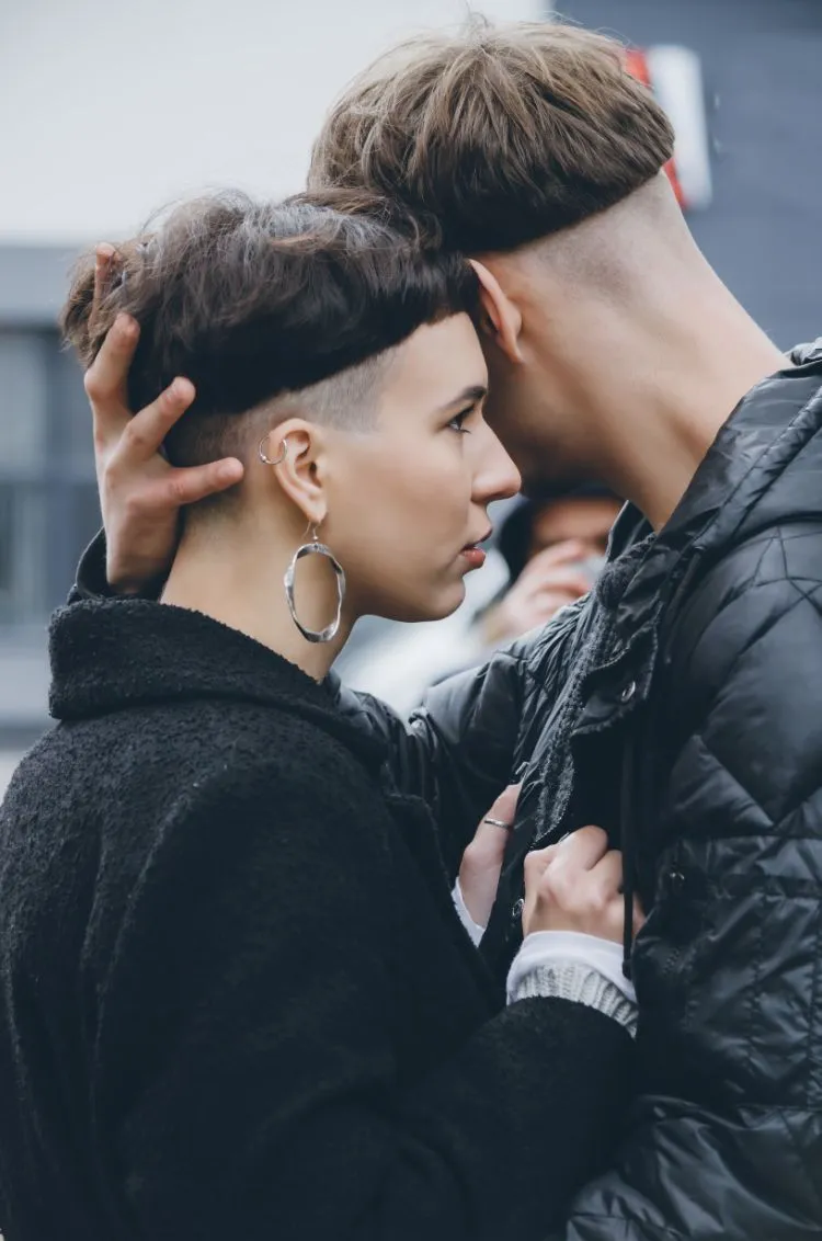coupe au bol 2024 tendance cheveux coiffure femme homme androgyne