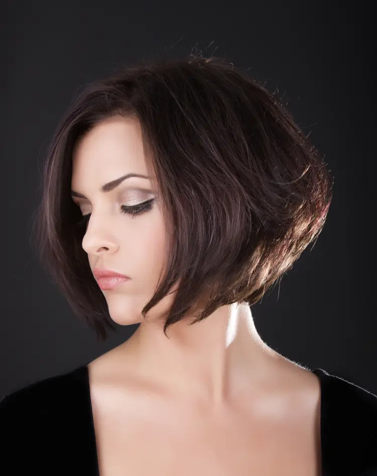 coupe au carré dégradé effilé femme tendance 2023 sans frange coiffure courte 