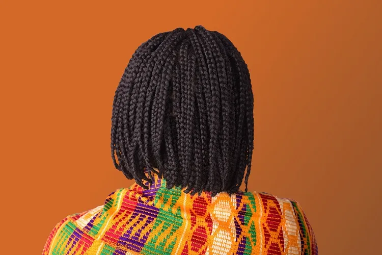 coupe au carré tresses africaines femme 60 ans cheveux crépus frisés coiffure rajeunissante