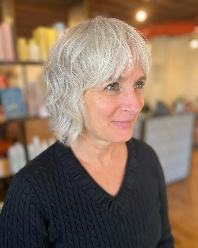 coupe courte femme 50 ans relooking hiver 2023 2024 cheveux gris frange 
