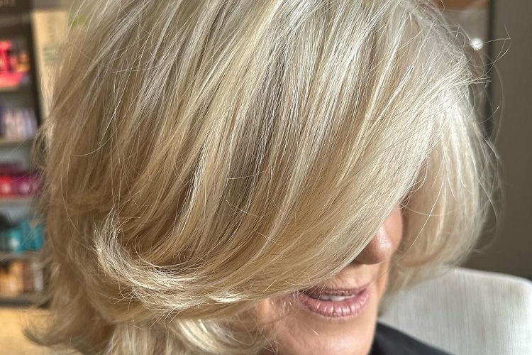 coupe courte femme 60 ans carré flou wob coiffure hiver 2023 qui rajeunit
