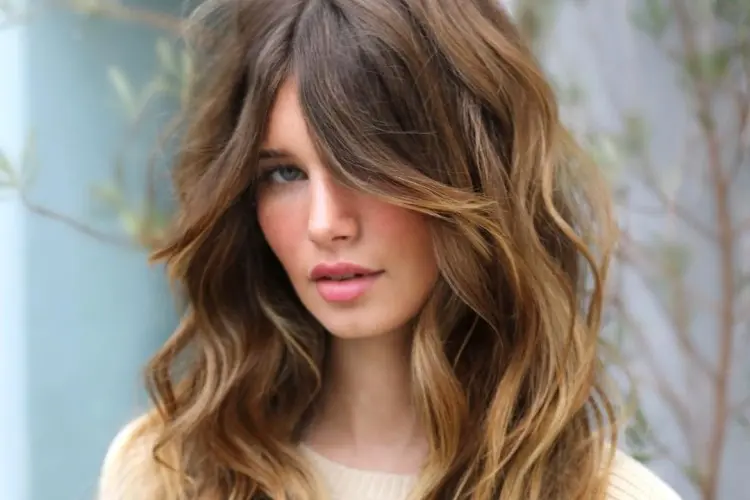 coupe frange rideau longue tendance hiver 2023 2024 cheveux ondulés hirohair