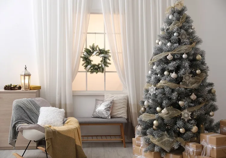 Рождественский венок 2023 идея декора интерьер окна гостиная