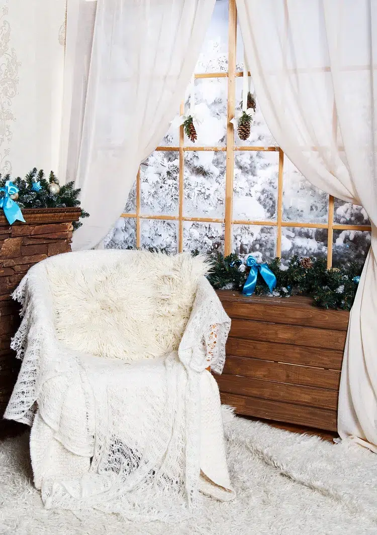 натуральные рождественские украшения еловые ветки окна интерьер гостиной