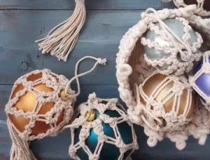 déco de sapin à personnaliser customiser soi meme anciennes boules de noël en verre en macramé