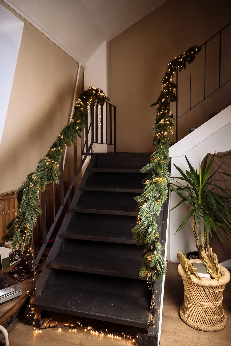déco minimaliste noël 2023 escalier branches de sapin naturel guirlandes lumineuses