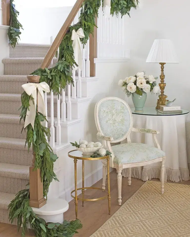 déco naturelle noël montée escalier intérieur raffiné moderne en vert et blanc style scandinave