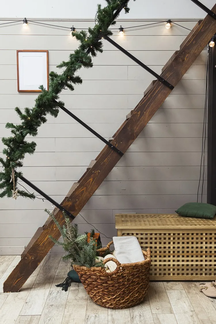 déco noël montée rampe marches escalier intérieur style scandinave guirlande branches naturelles sapin en pot