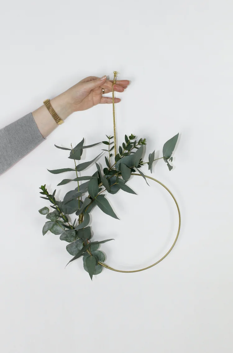 décoration avec eucalyptus fabriquer soi meme couronne suspendre automne hiver