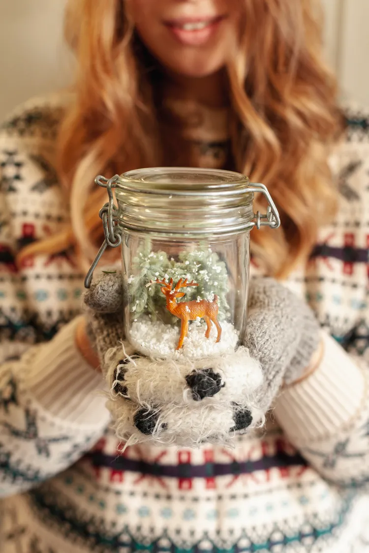 décoration de noël avec des bocaux en verre renne pompons fausse neige