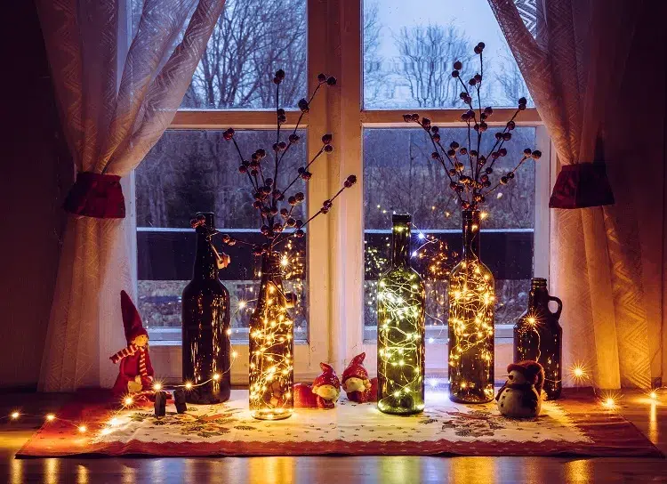 украшения своими руками окна интерьер стеклянные бутылки светодиодные гирлянды ветки свет вазы рождество 2023