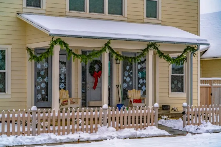 décorer les fenêtres avec des flocons de neige en papier diy