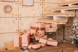 décorer l'escalier avec des boîtes de cadeaux pour noël 2023