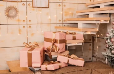 décorer l'escalier avec des boîtes de cadeaux pour noël 2023
