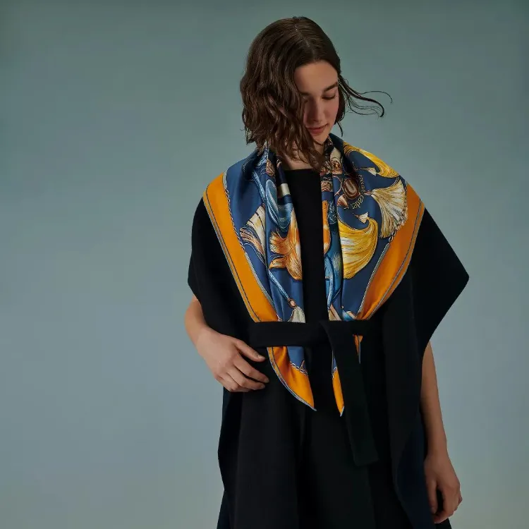 écharpe châle hermes en soie imprimée tenue femme hiver 2023