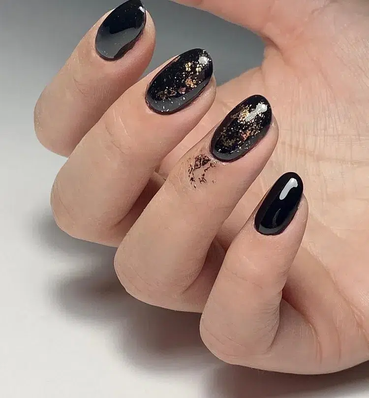 foil nail art noir manucure tendance tiktok black nail theory