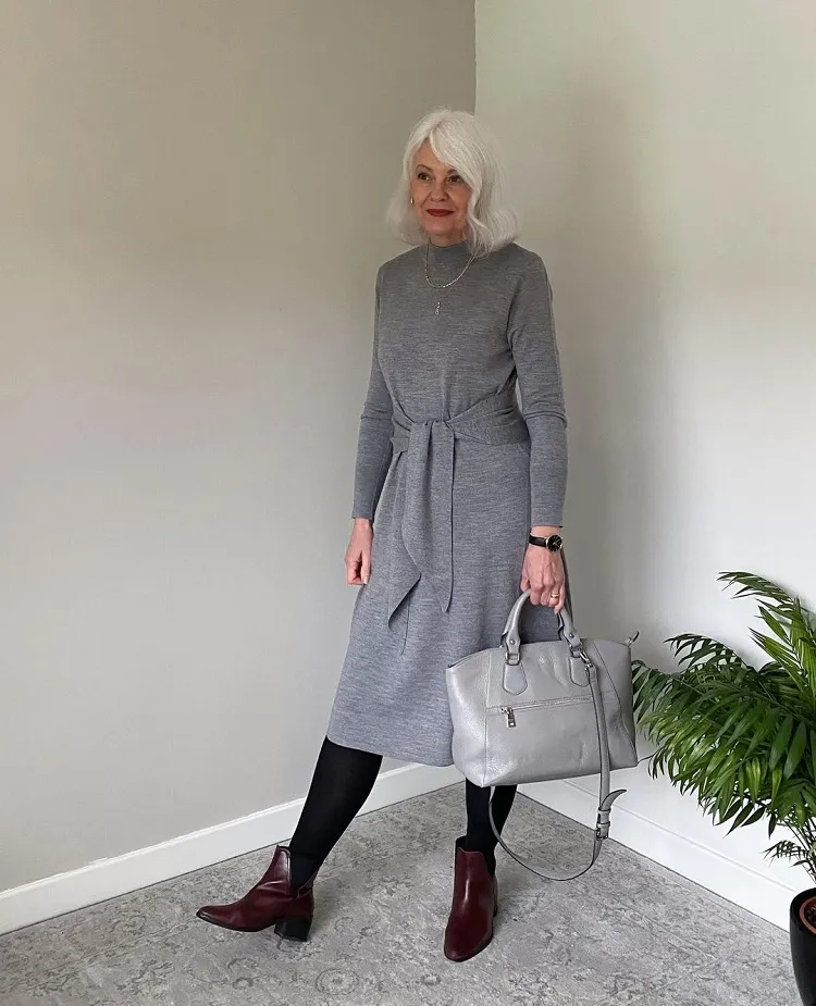 Идея женского наряда: как стильно носить платье-свитер в 60 лет этой зимой 2024 года