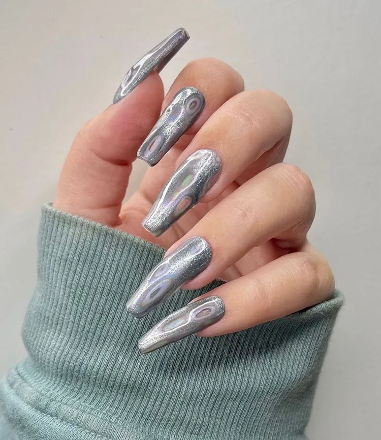 manucure gris métallique ongles longs vernis métallisé tendance