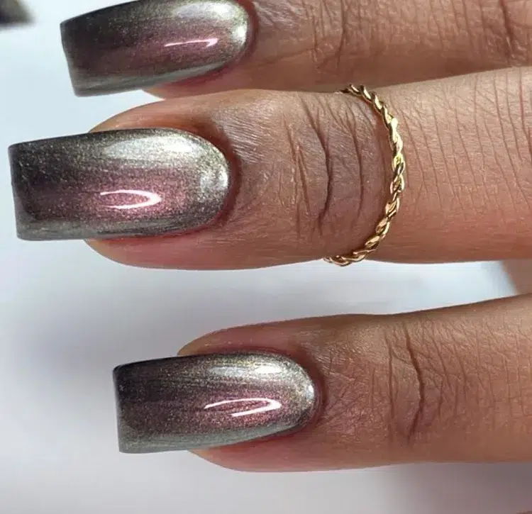 manucure gris taupe effet metallic nails