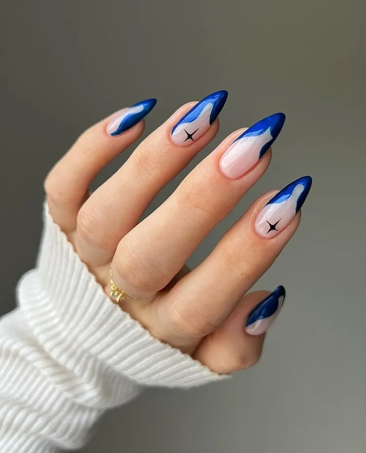 manucure hiver 2024 nail art abstrait en bleu ongles en amande