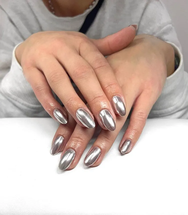 manucure métallisée tendance décembre 2023 ongles chrome nails