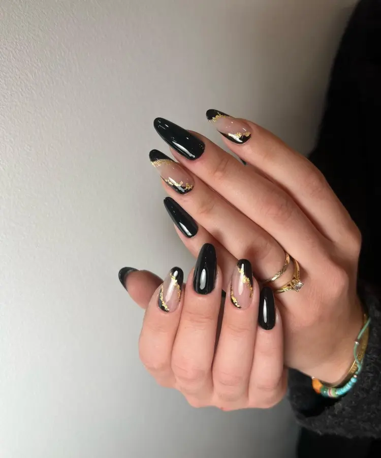 manicure preta e dourada ano novo 2024 tendência chique elegante