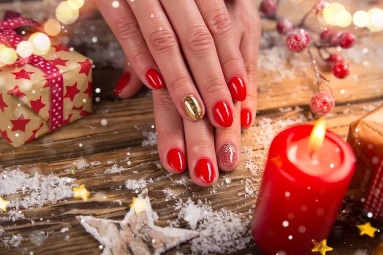 manucure rouge et or ongles courts noël 2023