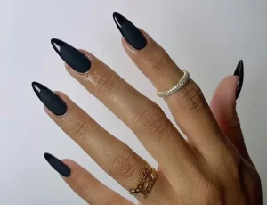 manucure tendance black nail theory tendance tiktok noir art noir ongles en gel