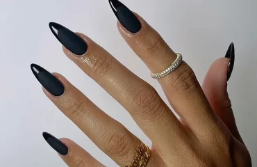 manucure tendance black nail theory tendance tiktok noir art noir ongles en gel