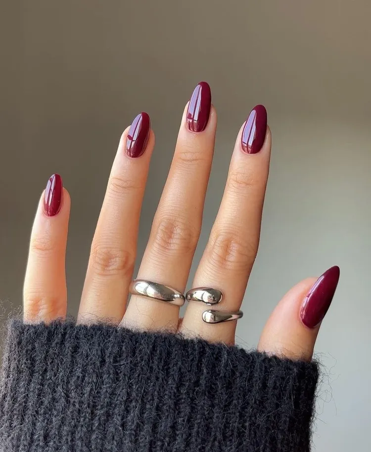 nail art rouge bordeaux hiver 2023 ongles en amande