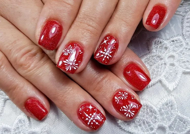 nail art rouge et blanc ongles courts noël 2023