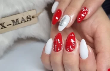 nail art rouge et blanc sur ongles en amande noël 2023