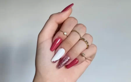 ongles decembre 2023 rouge blanc élégants chic manucure tendance nail art beatriz goncalves