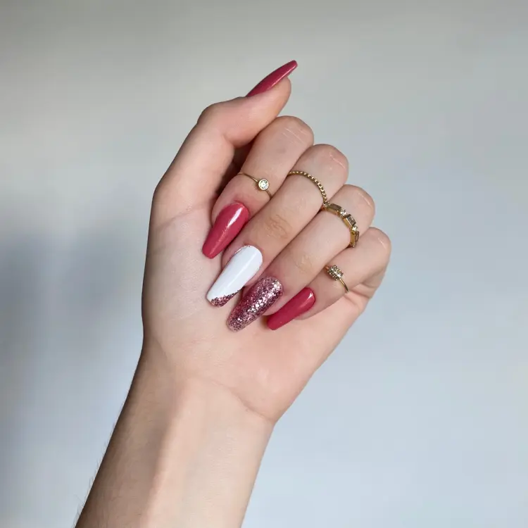 ongles decembre 2023 rouge blanc élégants chic manucure tendance nail art 