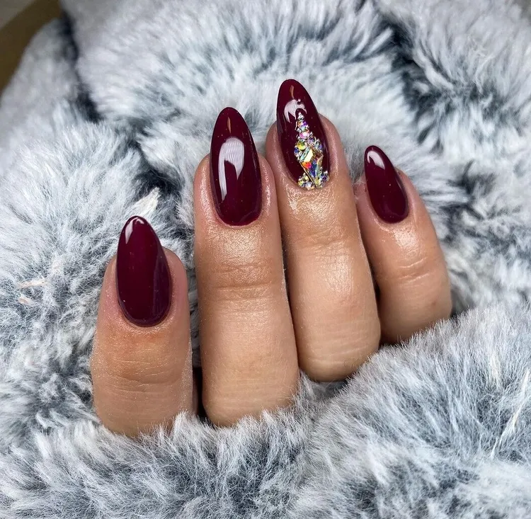 ongles rouge bordeaux en amande strass nail art noël