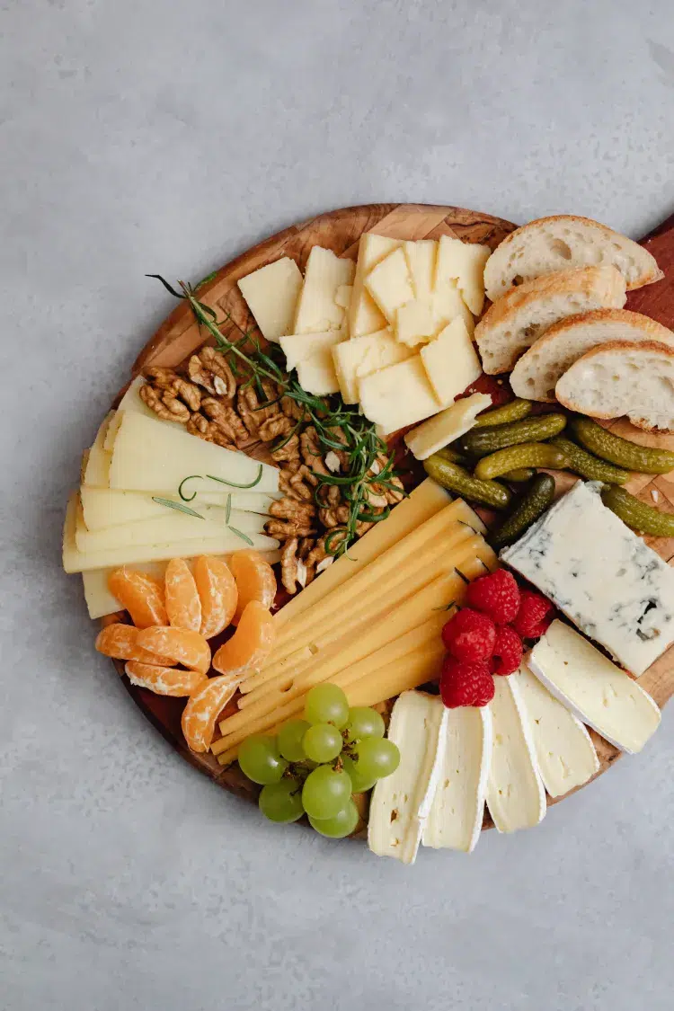 plateau de fromage avec beaujolais nouveau
