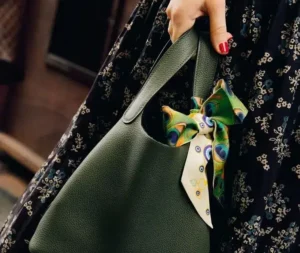 porter twilly hermès comme accessoire sac à main tendance hiver 2023