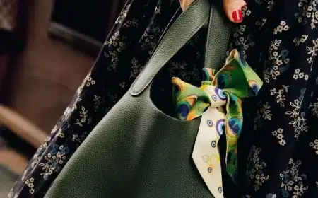 porter twilly hermès comme accessoire sac à main tendance hiver 2023