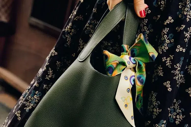 porter twilly hermès comme accessoire sac à main tendance hiver 2023