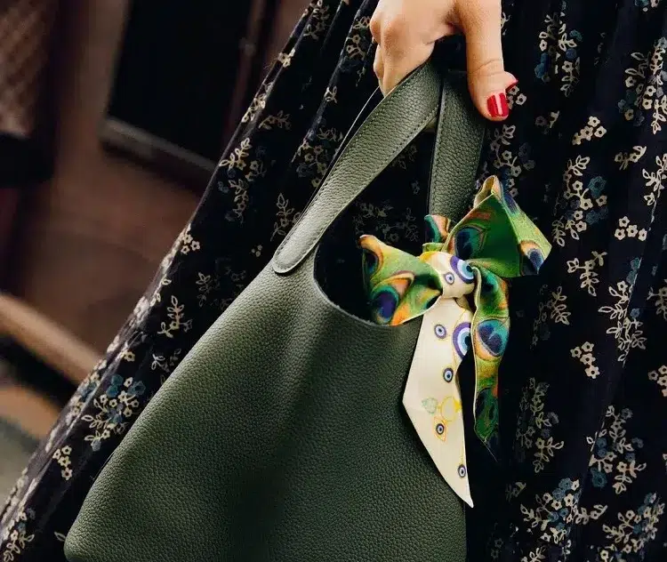 porter twilly hermès comme accessoire sac à main tendance hiver 2023