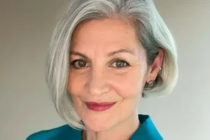 quelle coupe pour rajeunir à 60 ans carré court balayage gris hiver 2024 tendance acertainvintage