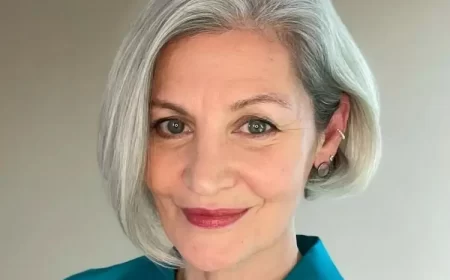 quelle coupe pour rajeunir à 60 ans carré court balayage gris hiver 2024 tendance acertainvintage