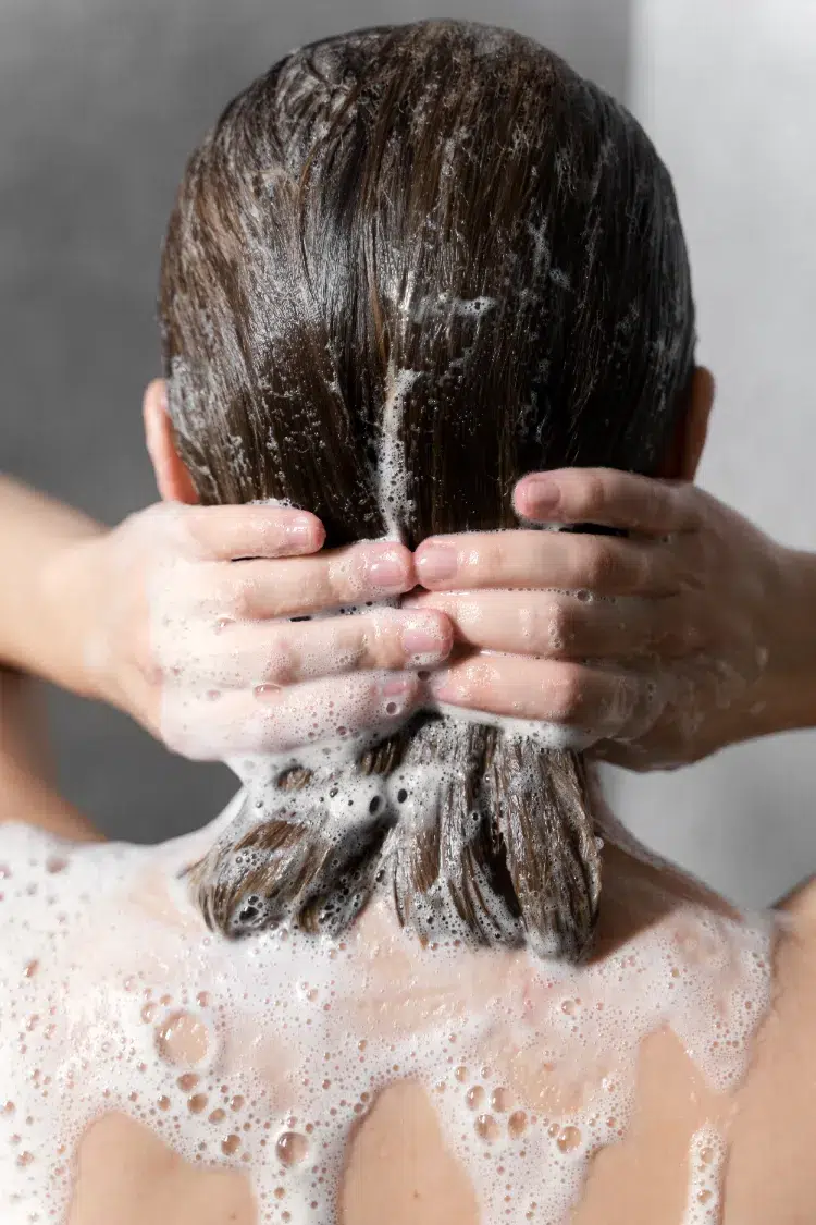 quels soins pour les cheveux en hiver protéger chocs temps froid espacer lavages
