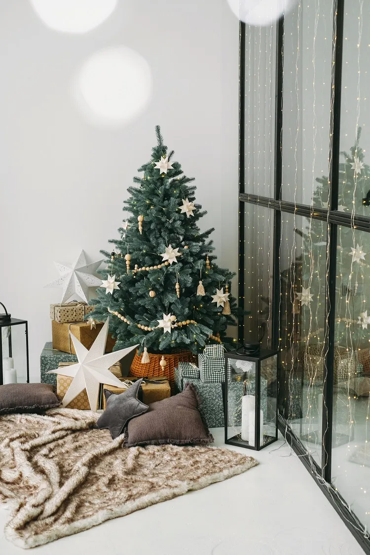 ель перед эркером декоративная идея окно интерьер дома Рождество 2023