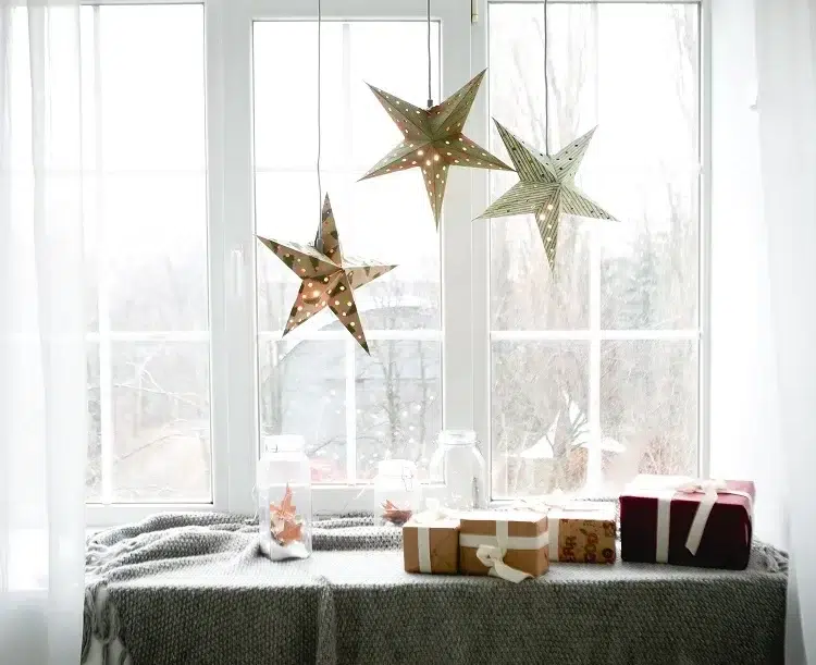 suspensions originales fenêtre intérieur déco noël étoiles cadeaux