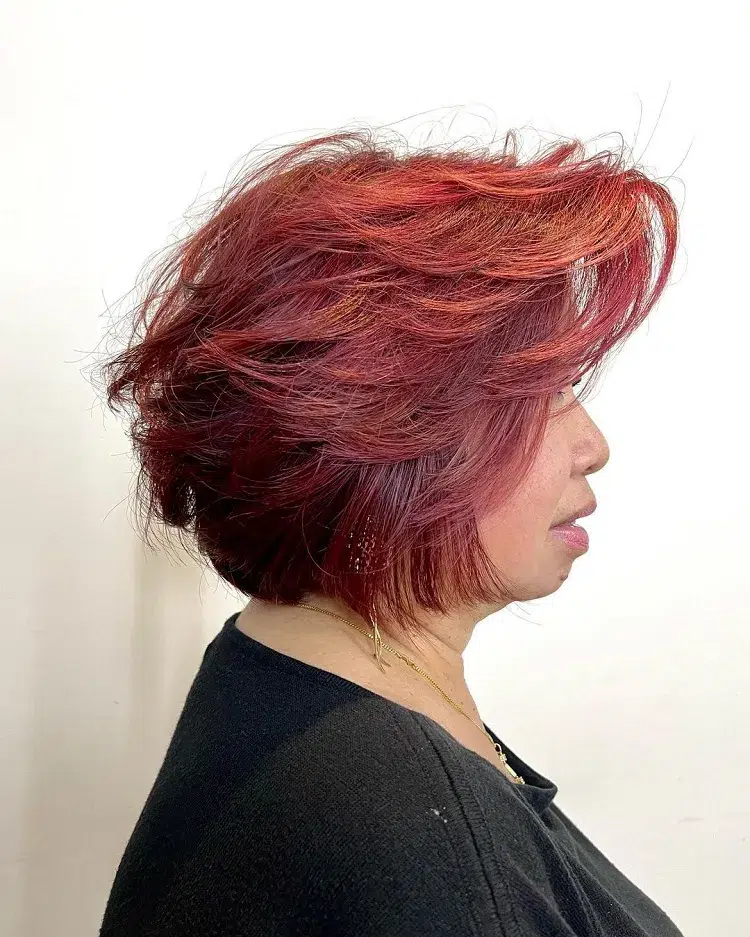 tendance airy bob femme 50 60 ans coiffure anti âge hiver 2023 coupe carré flou roux