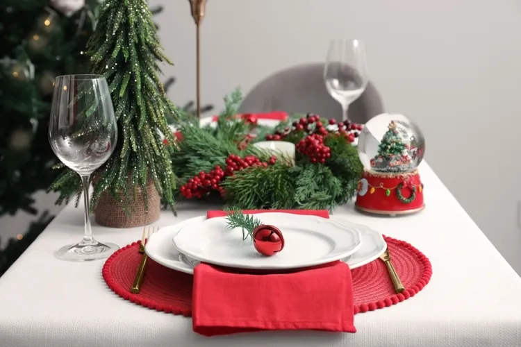 tendance couleur noël 2023 rouge et blanc déco table festive