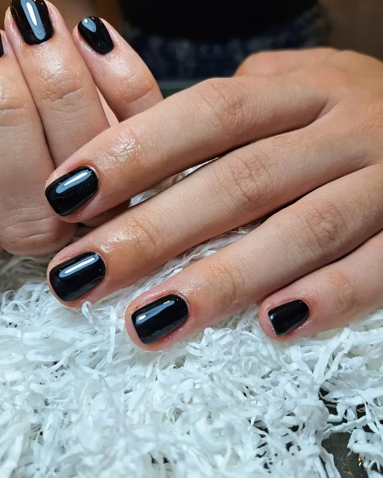 tendance couleur vernis novembre manucure noire ongles courts