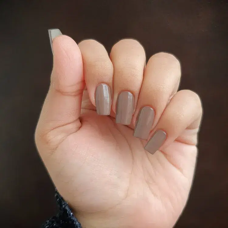 tendance manucure hiver 2024 ongles taupe